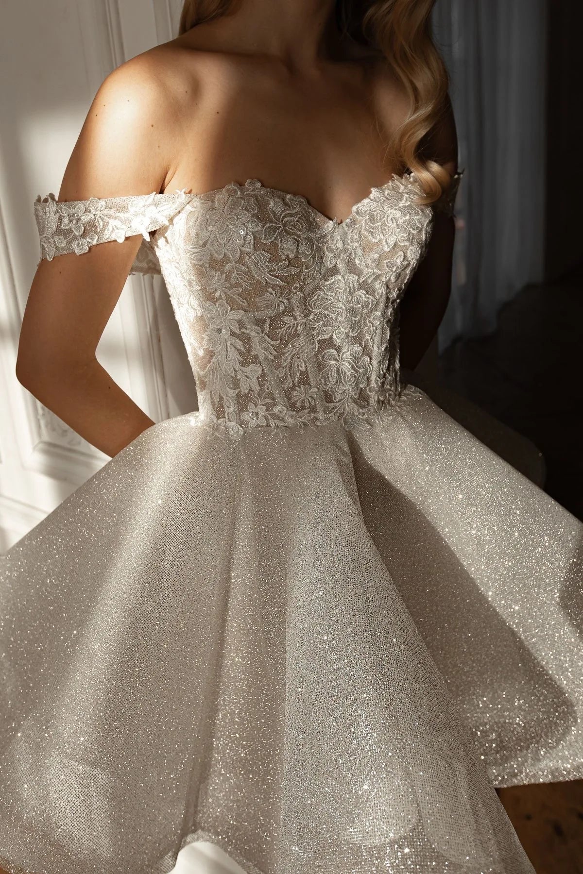 Gorgeous Off Shoulder Sweetheart Short Wedding Dress Flower Lace Sparkling Gaul Mini A-line Wedding Dress Customization