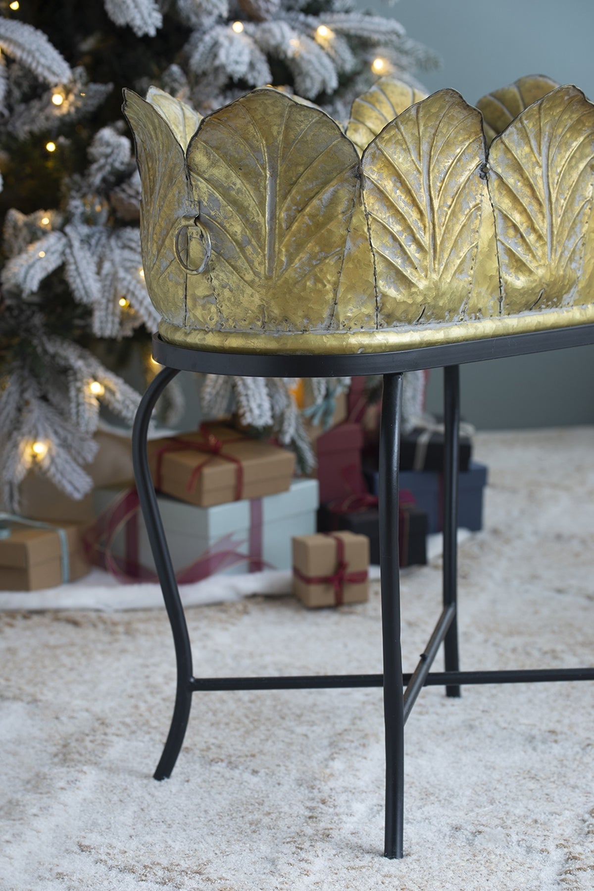 Set of 2 Metal Planters with Iron Leg Stands in Graduated Sizes