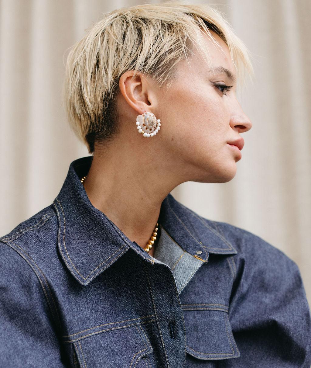 Boucles Chanel en coquillage
