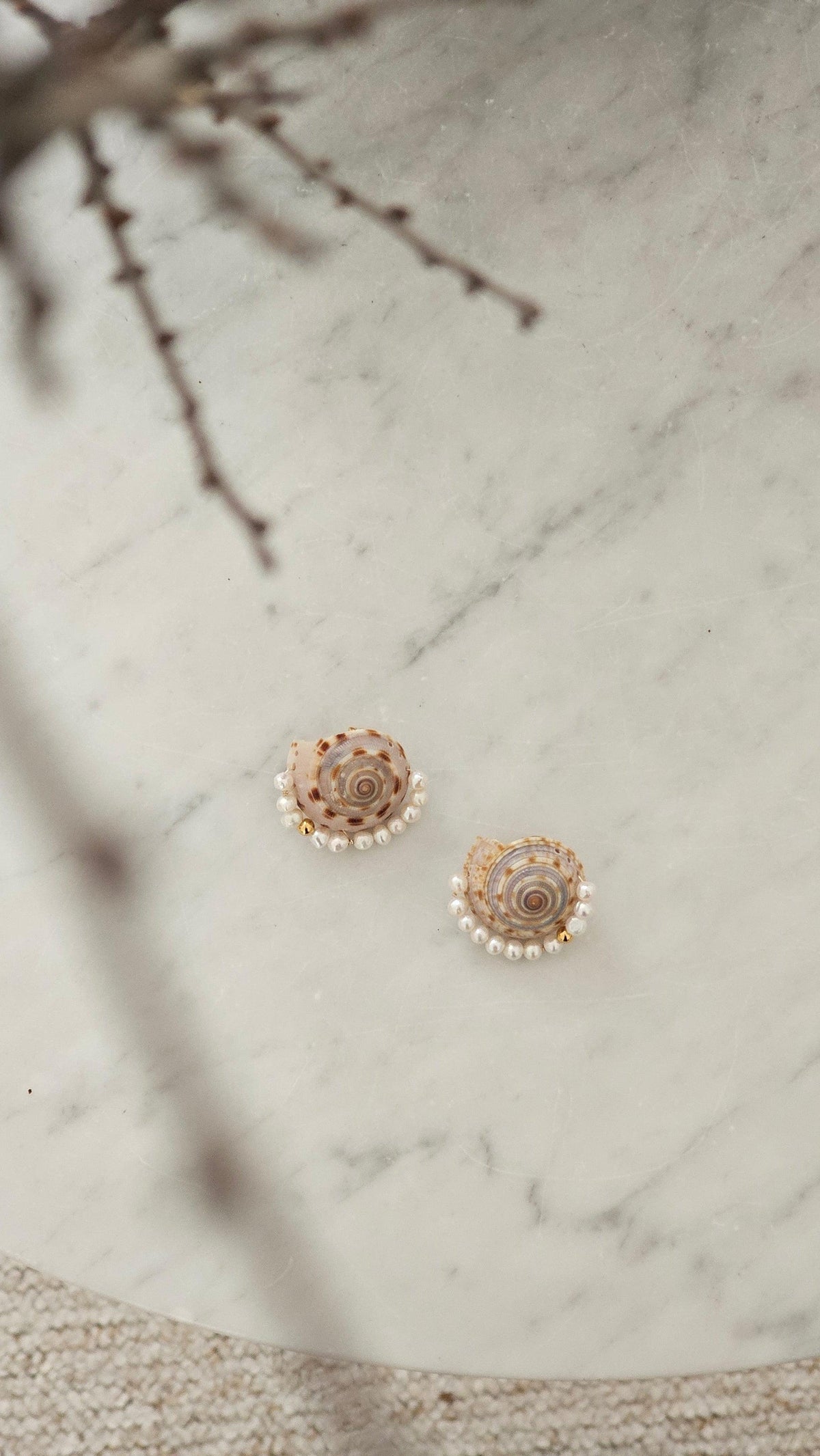 Boucles Chanel en coquillage