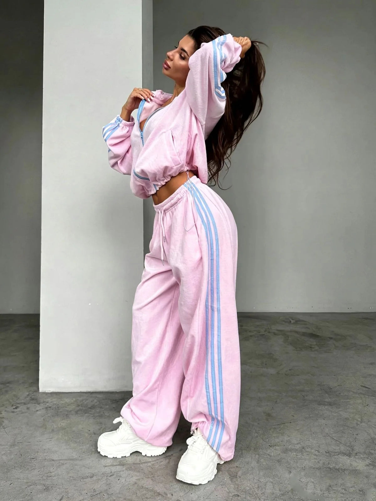 2026 New Velvet Contrasting Three-bar Sports Suit Women's Stand-up Collar Zipper Jacket High-waisted Drawstring Wide-leg Sweatpa