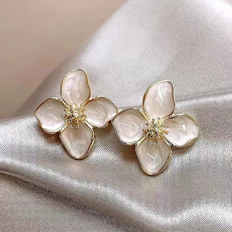 Sweet Flower Stud Earrings For Women Vintage Metal Ear Stud Girls Fashion Multi-colored Fresh Earring Party Wedding Jewelry