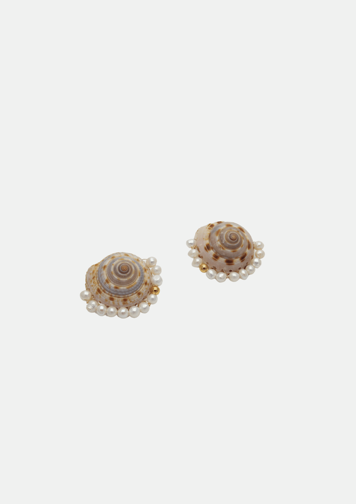 Boucles Chanel en coquillage