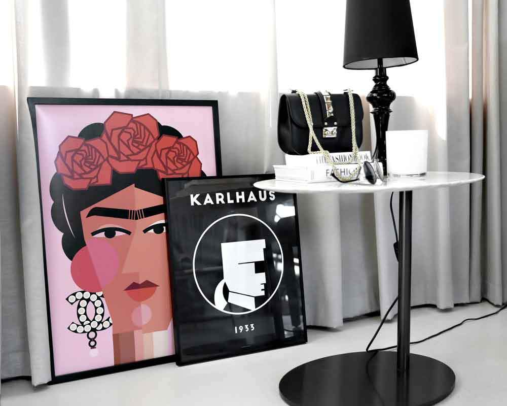 Frida wears Chanel