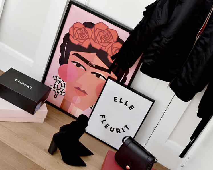Frida wears Chanel