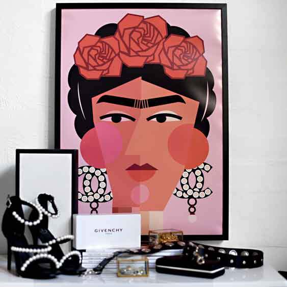 Frida wears Chanel