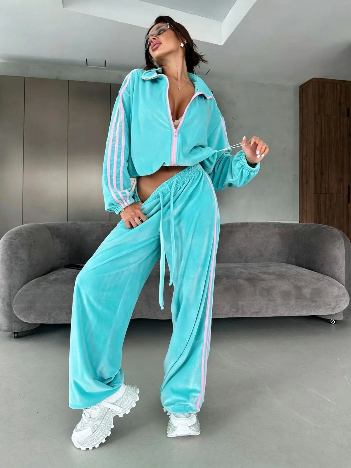 2026 New Velvet Contrasting Three-bar Sports Suit Women's Stand-up Collar Zipper Jacket High-waisted Drawstring Wide-leg Sweatpa