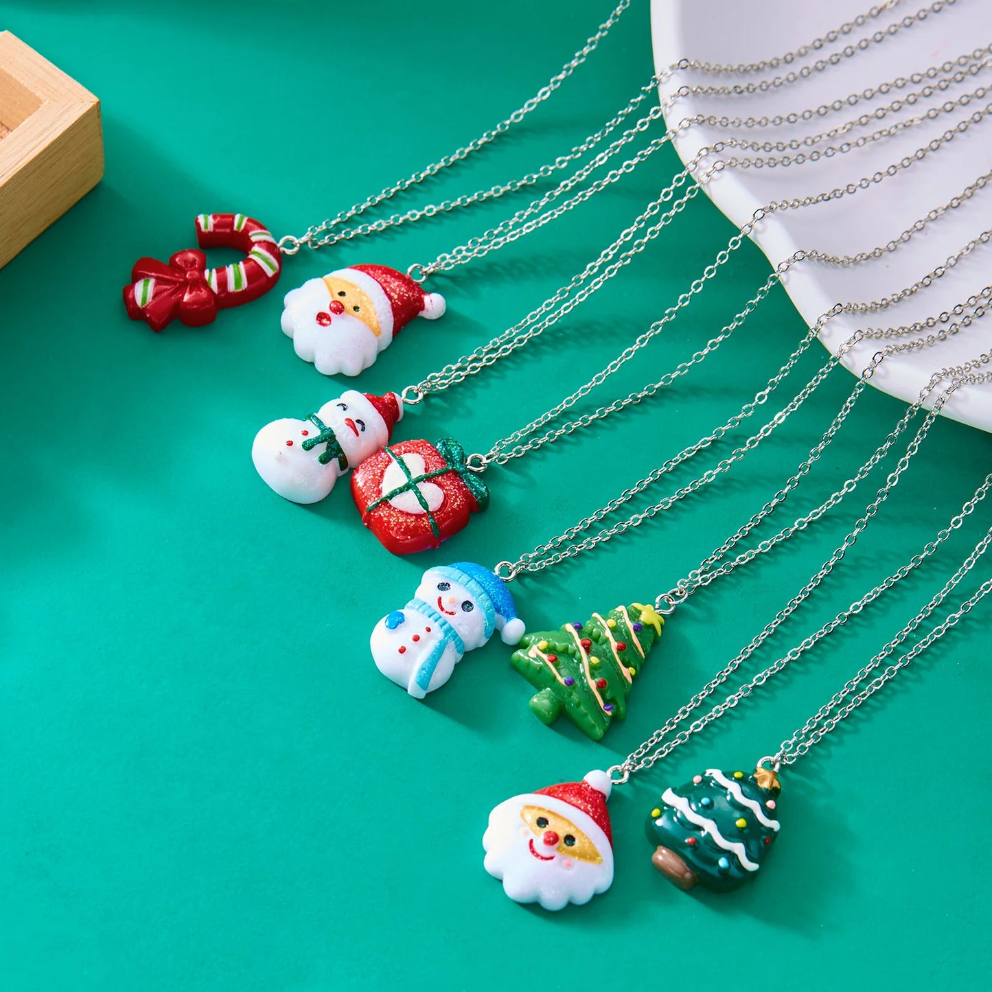 New Trendy Christmas Necklace for Women Girls Resin Cartoon Santa Claus Snowman Xmas Tree Pendant Clavicle Choker Party Gifts