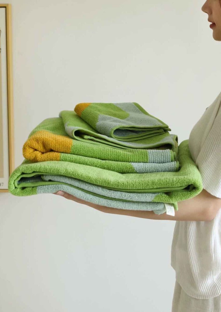 Cute Whimsical Sunflower Bath Towel - Ultra Soft & Absorbent Staple