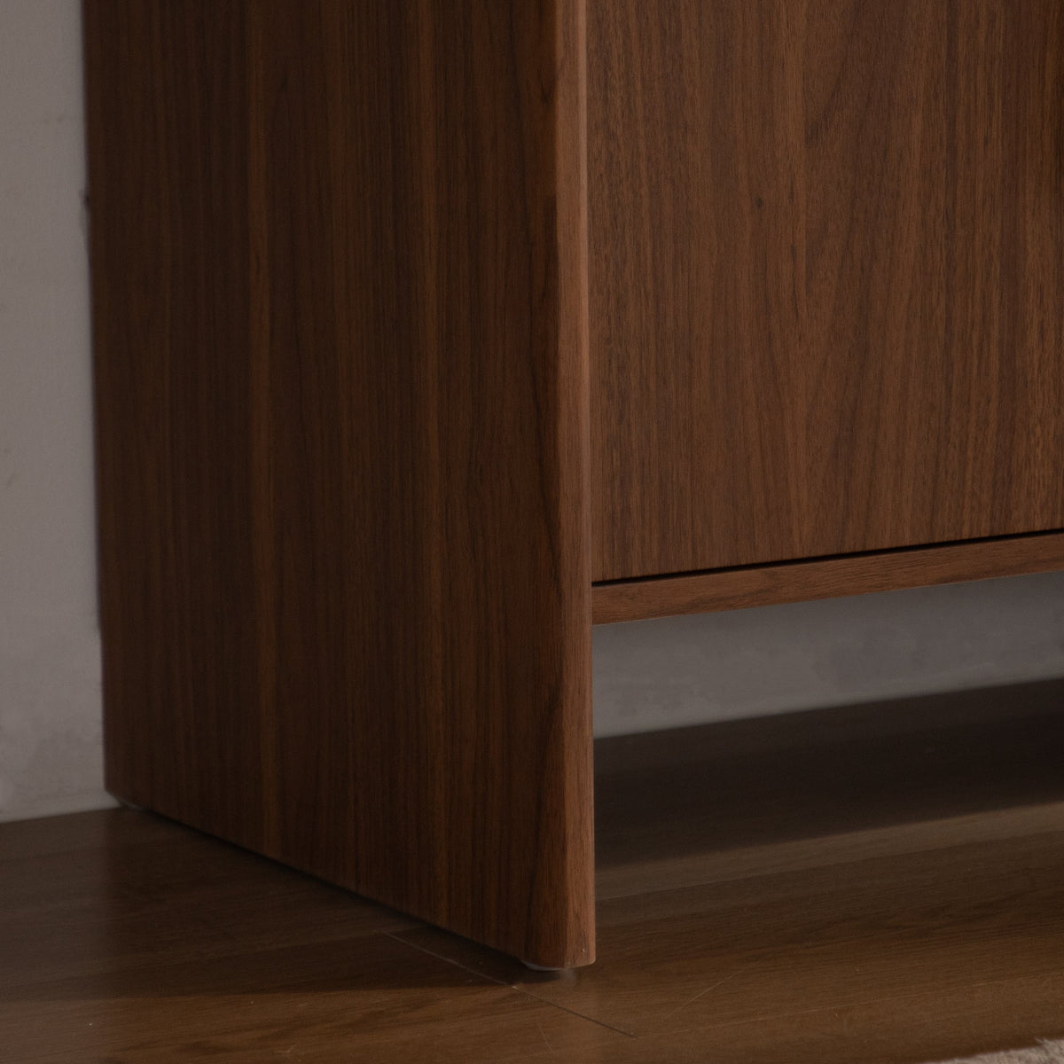 Sideboard Cabinet with Two Doors and an Adjustable Shelf in Walnut